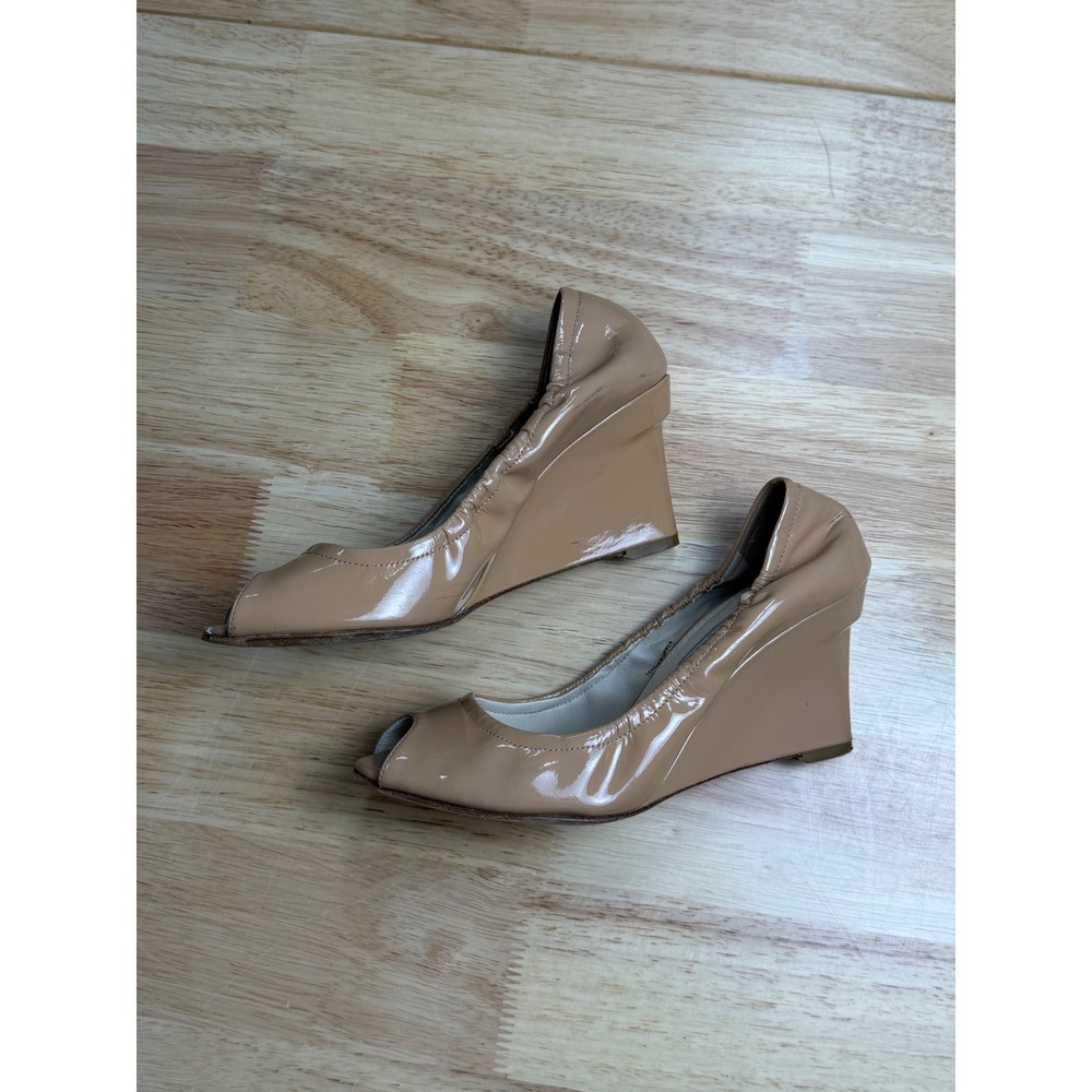 Vera Wang Feminine Chic Elegant Nude Patent Leather Peep Toe Wedge Heels Size 8M